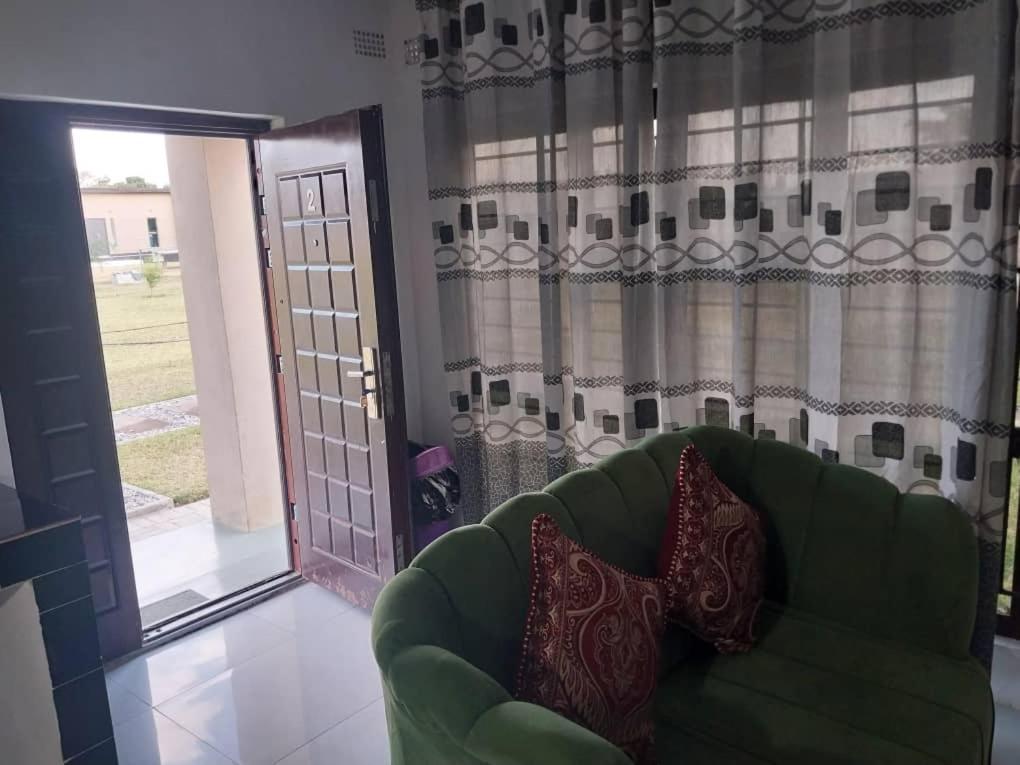Emmrose Apartments Чингола Екстериор снимка