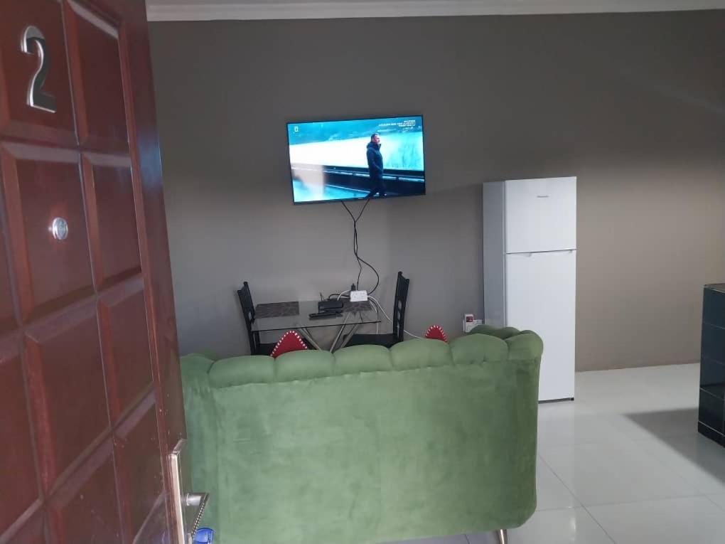 Emmrose Apartments Чингола Екстериор снимка