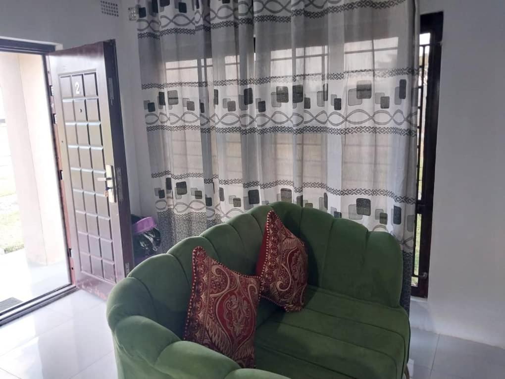 Emmrose Apartments Чингола Екстериор снимка